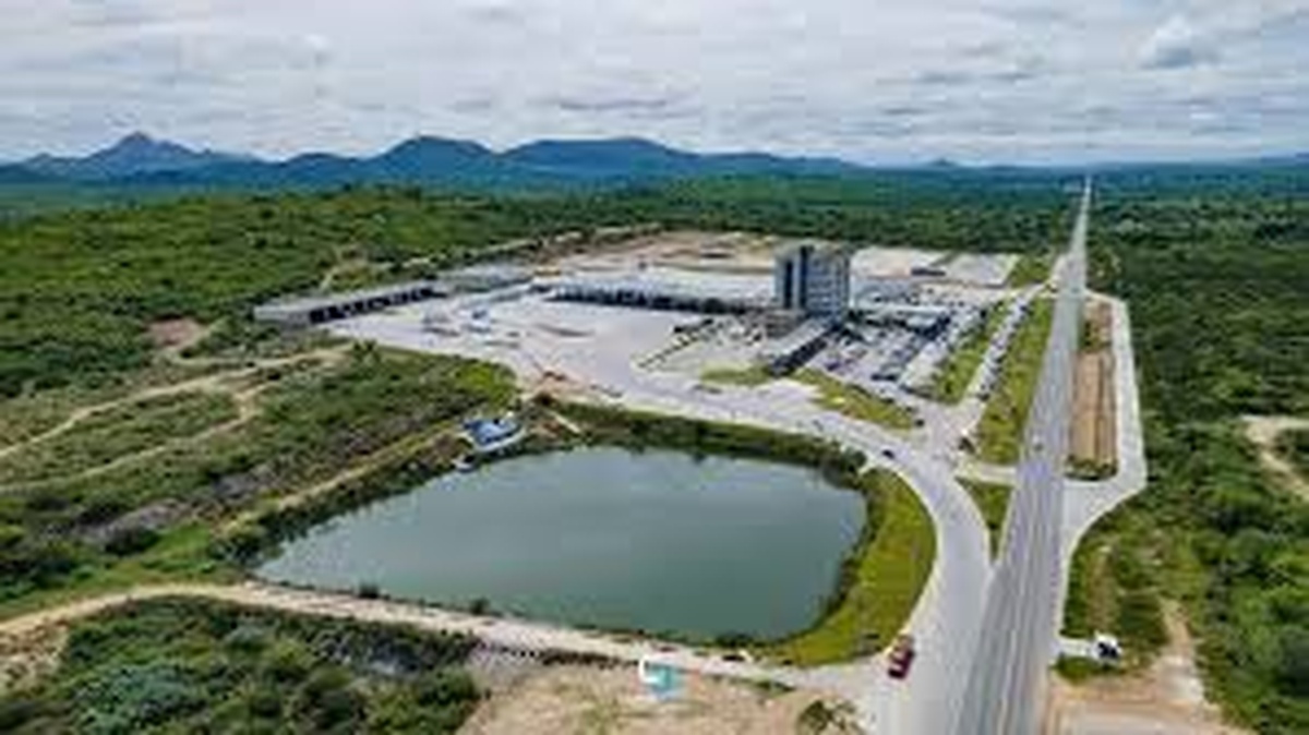 Vista aérea do maior posto de gasolina do Brasil na BR-232, no Agreste pernambucano, com ampla área de 200 mil m², estrutura rodoviária integrada e complexo de serviços.