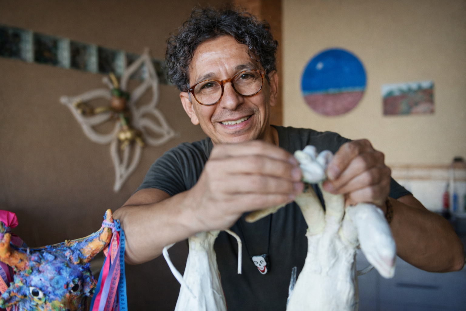 Artesão utilizando técnica de papietagem para criar máscara de carnaval com papel de jornal