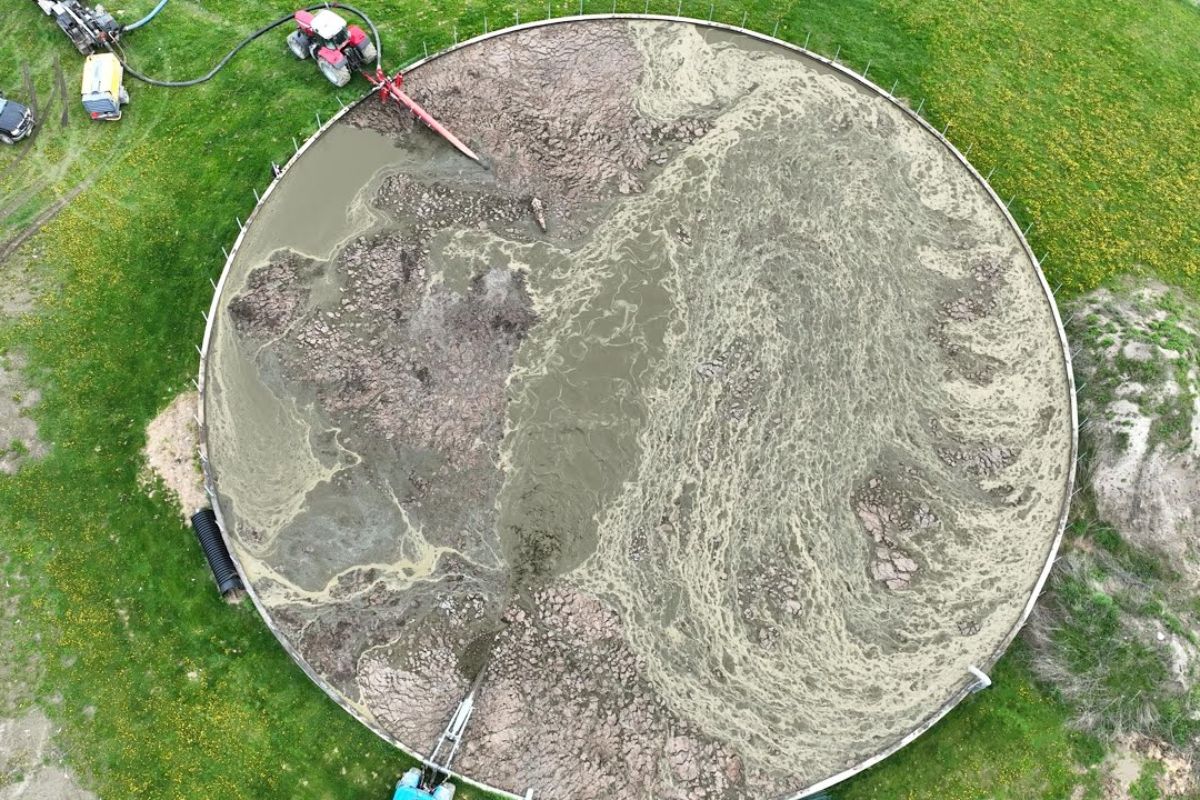 Operação no sul do Canadá usa esterco com controle: lagoa no limite, bomba de alta potência, mangueira por quilômetros e tratores acima de 300 cavalos para evitar transbordamento e aplicar com segurança nos campos.