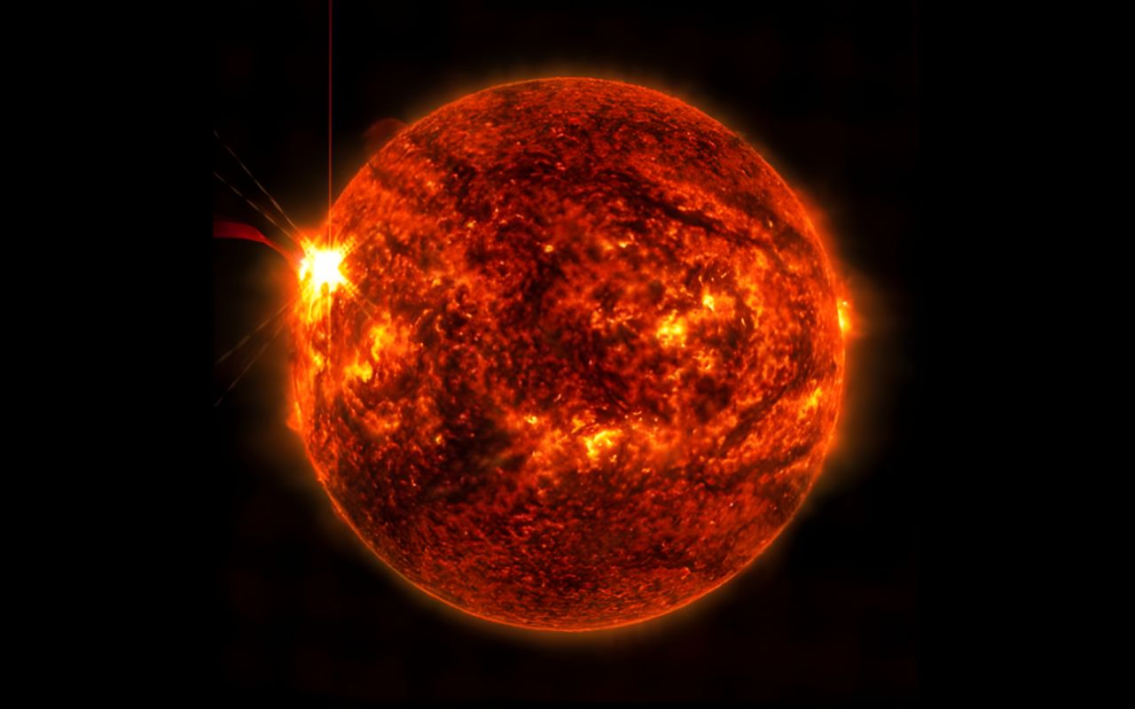 Uma forte tempestade de radiação do Sol elevou o nível de alerta do clima espacial, provocou auroras raras e levantou preocupações com satélites e comunicações.