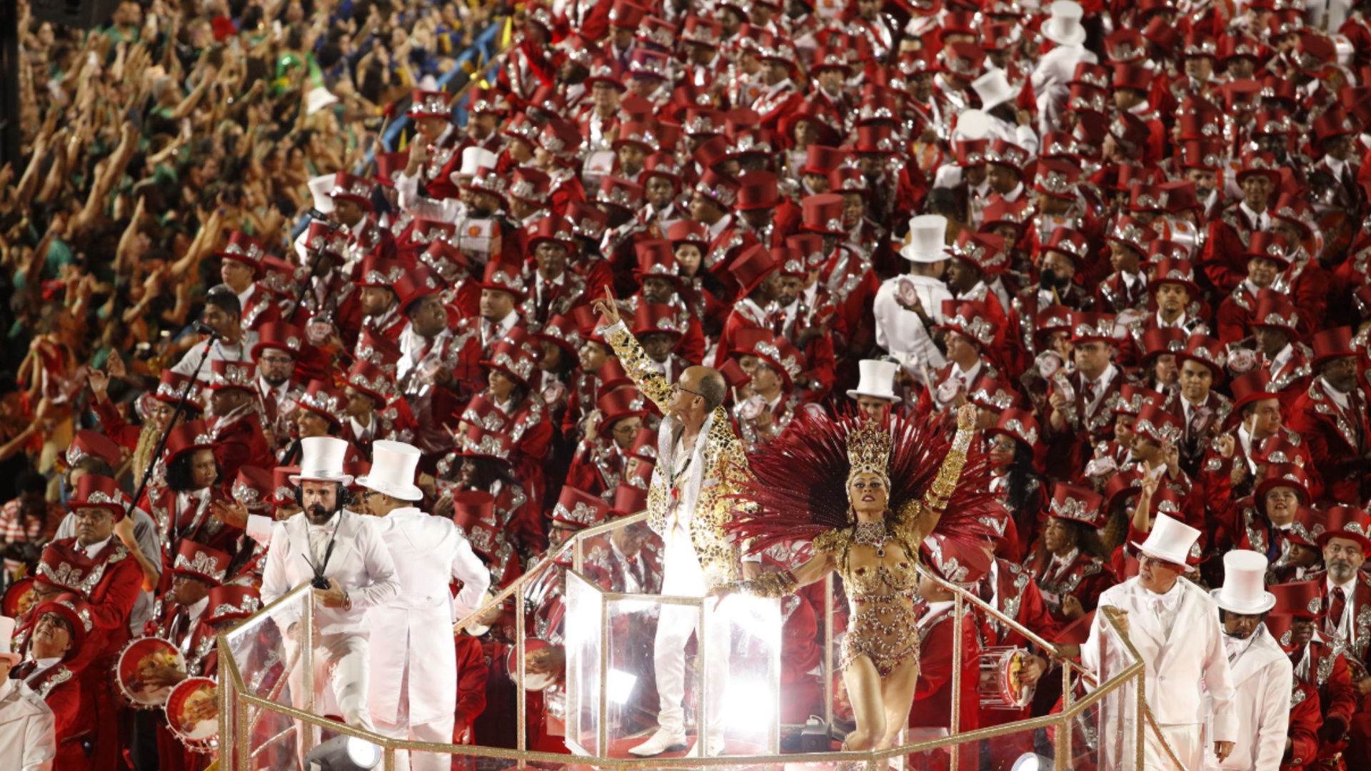 Mestre Ciça rege bateria da Viradouro no Estandarte de Ouro 2026