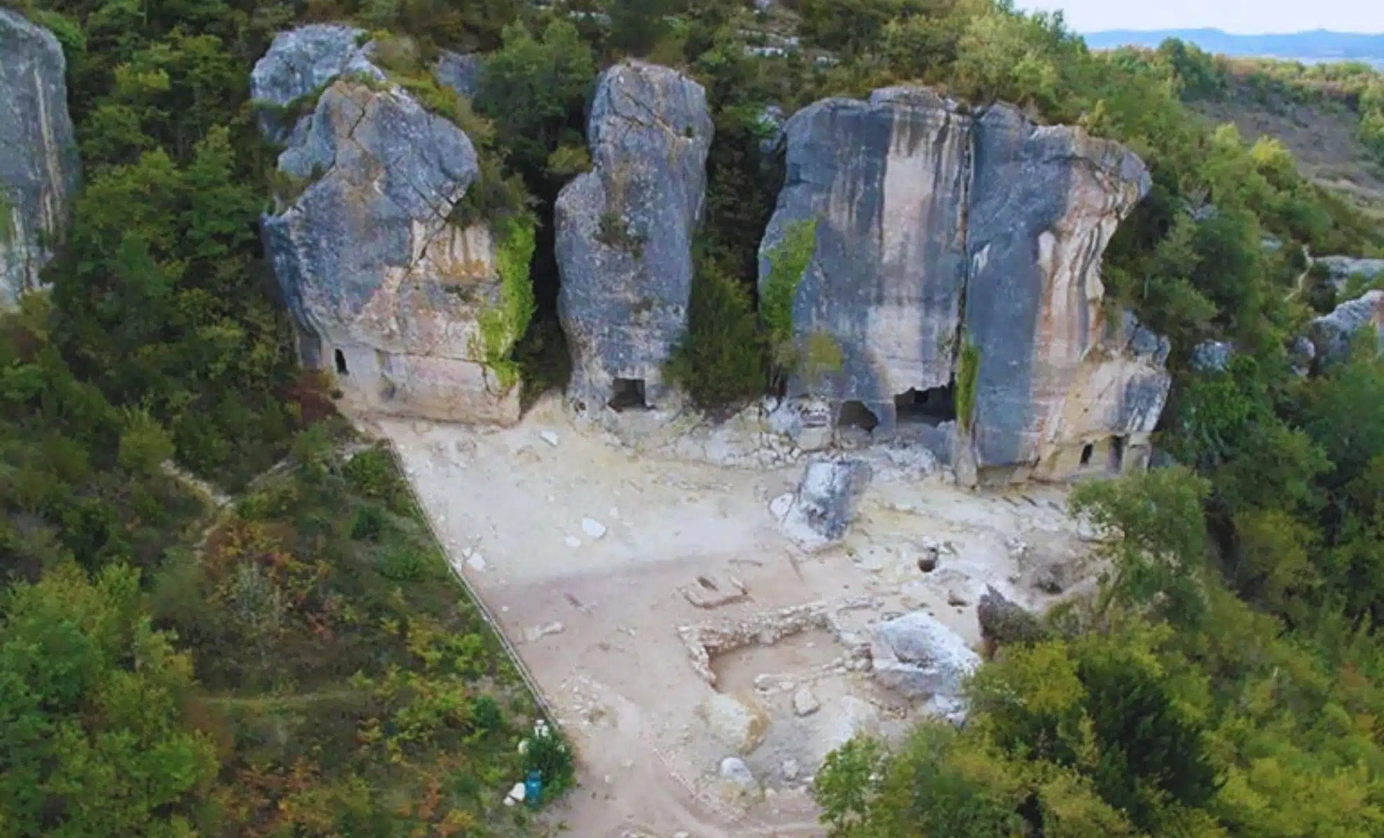 Escavações em Las Gobas revelam comunidade medieval que viveu no subsolo por séculos, com sinais de doenças, consanguinidade e violência.