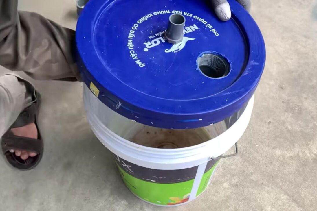 Biogás em barril enterrado com restos orgânicos e fermentação viraliza como alternativa a botijões de gás, mas a promessa de autonomia esbarra em vedação, tempo e riscos reais.