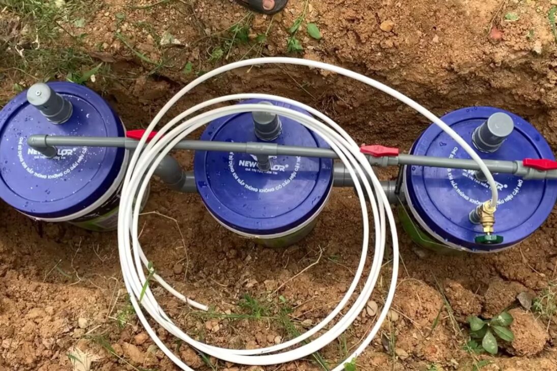 Biogás em barril enterrado com restos orgânicos e fermentação viraliza como alternativa a botijões de gás, mas a promessa de autonomia esbarra em vedação, tempo e riscos reais.