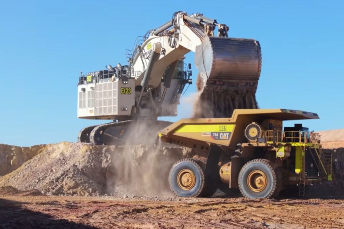 Austrália põe a Liebherr R9800 no centro da mineração com caçamba gigante para mover areias minerais e explicar a escala da operação.