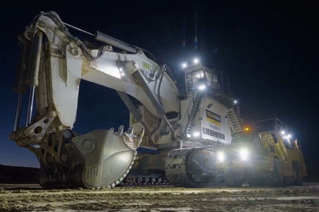 Austrália põe a Liebherr R9800 no centro da mineração com caçamba gigante para mover areias minerais e explicar a escala da operação.