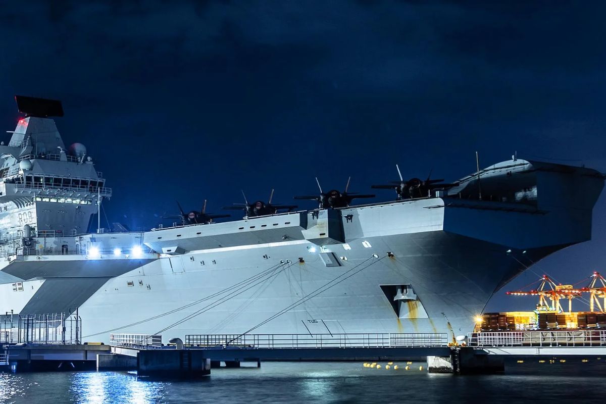 HMS Prince of Wales, porta-aviões da classe Queen Elizabeth, reforça a Marinha britânica e recoloca o Reino Unido na disputa por presença naval oceânica de grande escala.