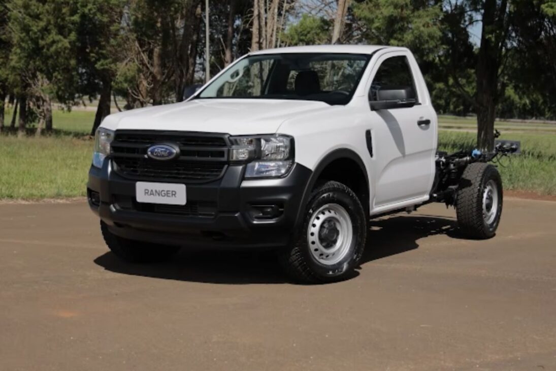 Ford Ranger com cabine simples, chassi e câmbio automático entrega alta capacidade de carga para trabalho pesado.