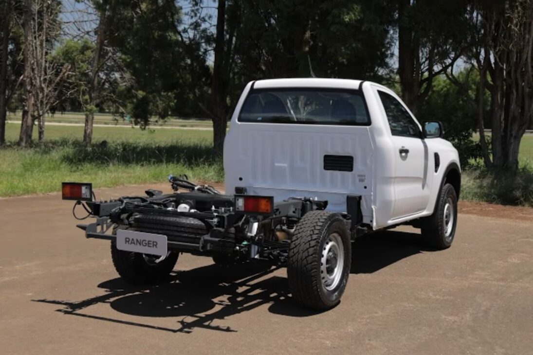 Ford Ranger com cabine simples, chassi e câmbio automático entrega alta capacidade de carga para trabalho pesado.