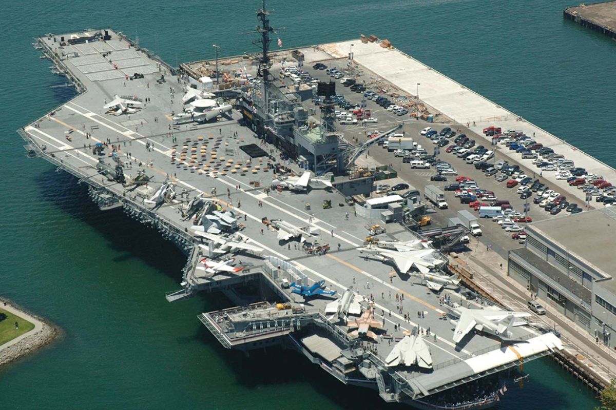 USS Midway virou porta-aviões da Guerra Fria e da Guerra do Vietnã antes de se tornar museu histórico visitado por milhões.