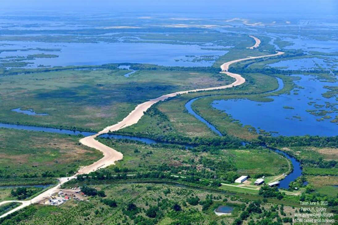 Áreas úmidas da Louisiana são reconstruídas por dragas que puxam sedimento do Mississippi em Upper Barataria para devolver altitude, estabilidade e proteção a uma costa que perdia terra havia décadas.