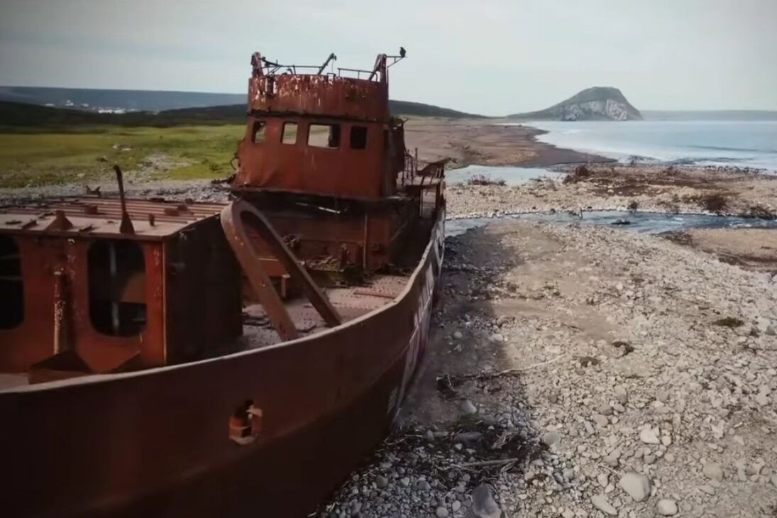 engenheiros soviéticos desviaram rios para expandir algodão, secaram o Mar de Aral e criaram deserto tóxico em uma das maiores catástrofes ambientais do século XX.