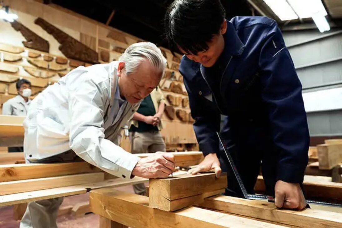 Construção sem pregos com kigumi, encaixes, madeira e miyadaiku explica como templos japoneses duram séculos.