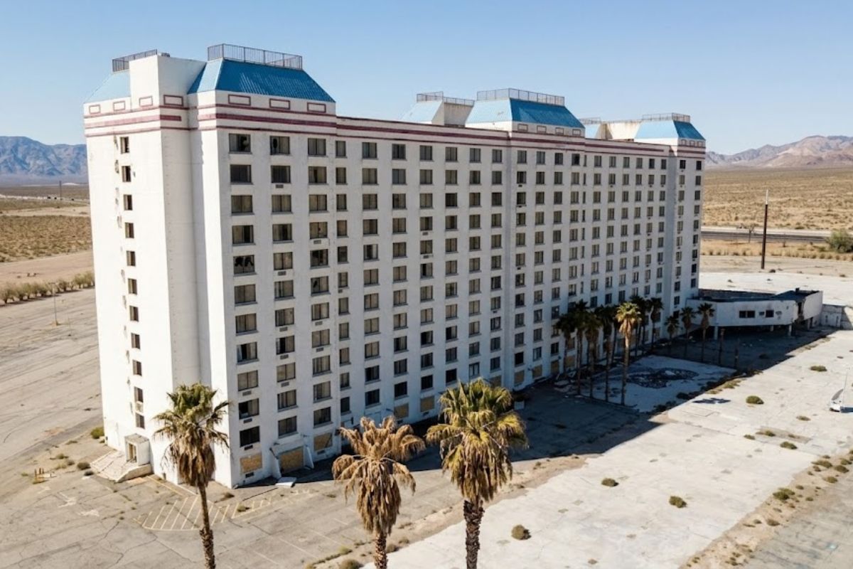 cassino gigante em Jean, Nevada, segue vazio à beira da rodovia, enquanto o hotel abandonado espera uma demolição travada por mercado fraco e planos industriais congelados.