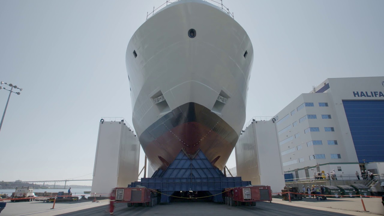 Com casco capaz de quebrar gelo de 1,2 metros de espessura, autonomia de 120 dias e alcance de 6.800 milhas náuticas sem reabastecimento, o patrulheiro ártico canadense HMCS Harry DeWolf é o primeiro navio de guerra projetado especificamente para operar na Passagem do Noroeste, rota que abriu o suficiente para se tornar um corredor estratégico disputado por Rússia, China e EUA e que o Canadá reivindica como águas internas desde 1985