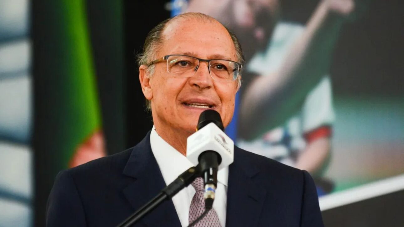 Vice-presidente Geraldo Alckmin revelou que Coca-Cola vai investir R$ 30 bilhões no Brasil até 2030 em novas fábricas e centros de distribuição. 