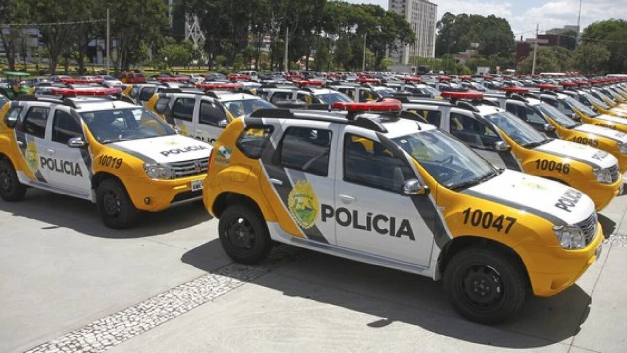 Renault Duster virou padrão em viaturas da Polícia Militar no Brasil. Entenda como custo, licitações e uso urbano influenciam a escolha do veículo.
