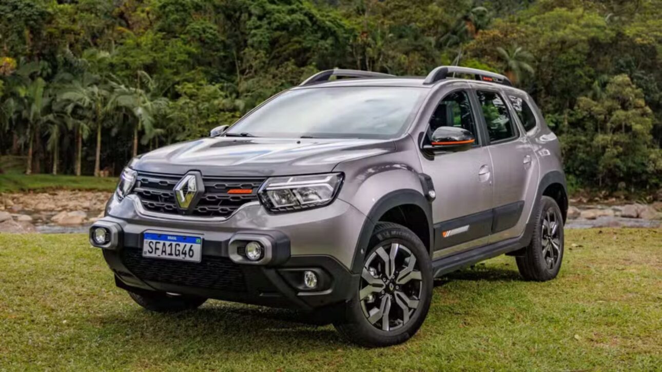 Renault Duster virou padrão em viaturas da Polícia Militar no Brasil. Entenda como custo, licitações e uso urbano influenciam a escolha do veículo.