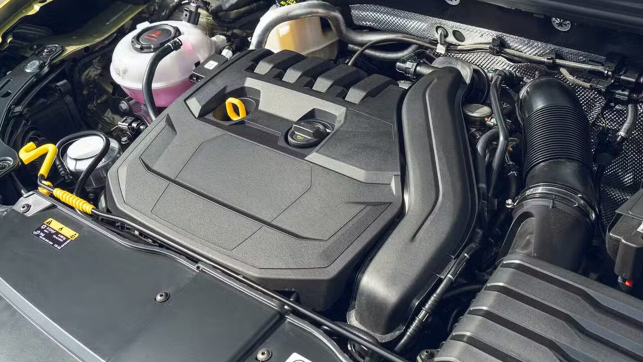 Flagra revela novo visual do Volkswagen T-Cross e indica SUV com motor 1.5 TSI Evo2 híbrido de 150 cv, faróis em LED conectados e possível estreia no Brasil em 2027.