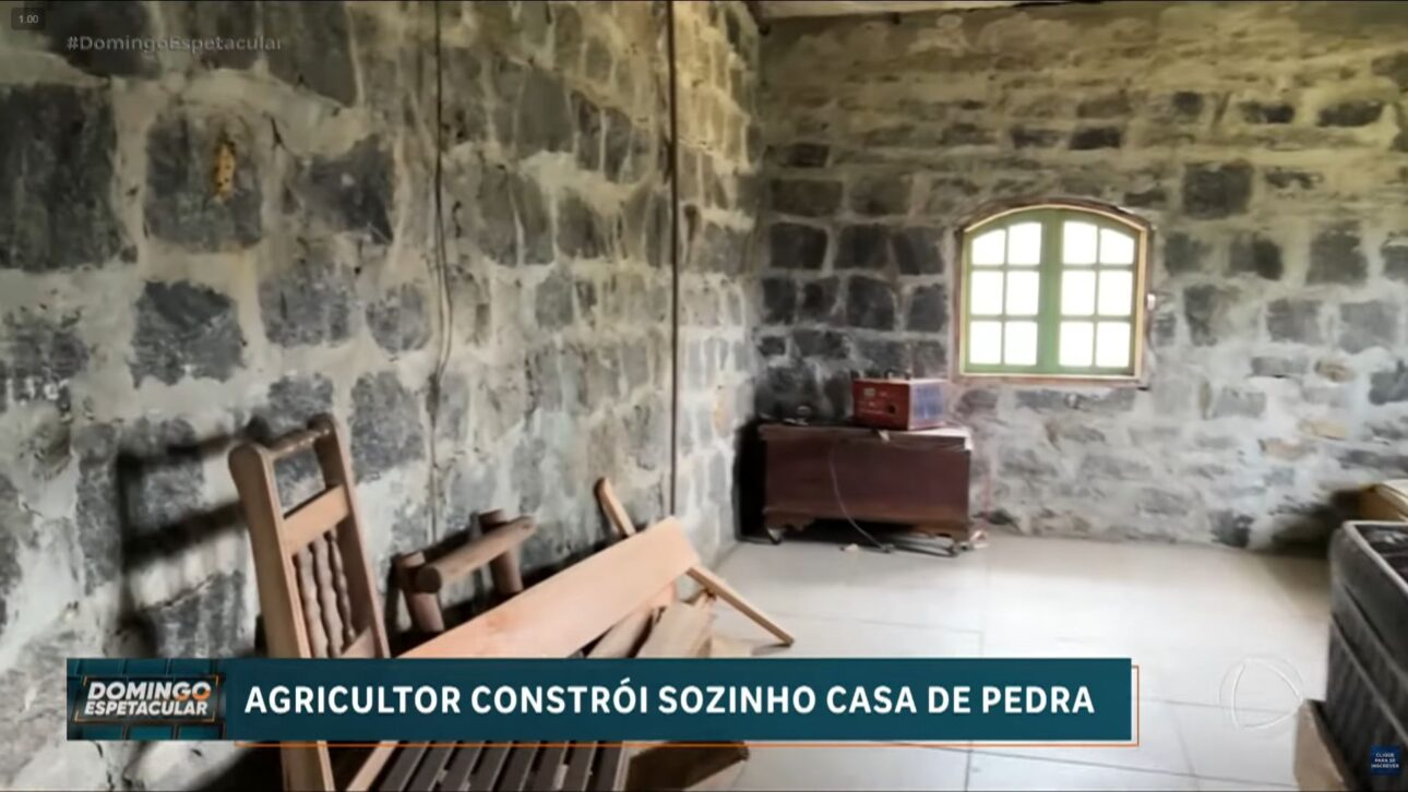 Aposentado constrói sozinho casa de pedra nas montanhas de SC após 20 anos de trabalho e mais de 2 mil rochas talhadas à mão. (Imagem: reprodução/ TV Record)