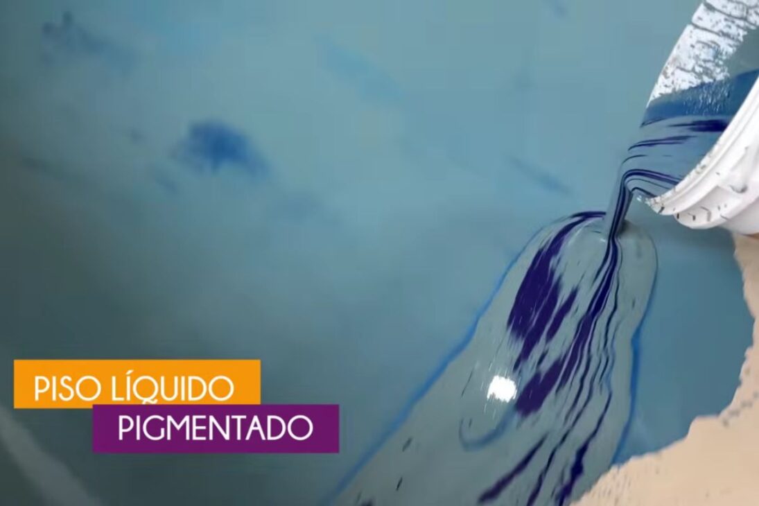 Piso líquido pigmentado com cimento autonivelante, resina e pigmento azul transforma casa, estúdio e garagem com poucos milímetros e acabamento moderno.