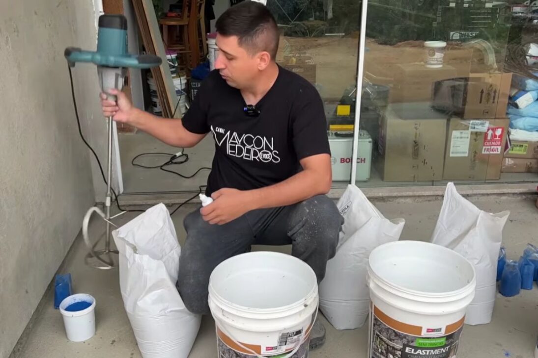 Piso líquido pigmentado com cimento autonivelante, resina e pigmento azul transforma casa, estúdio e garagem com poucos milímetros e acabamento moderno.