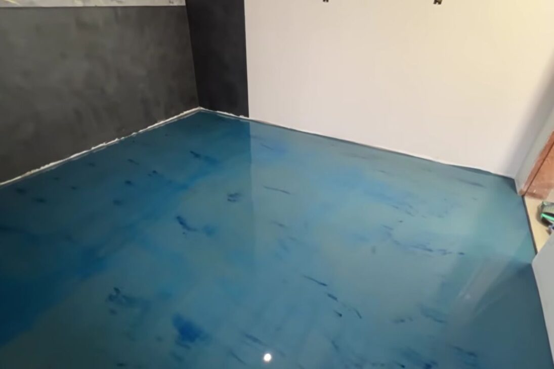 Piso líquido pigmentado com cimento autonivelante, resina e pigmento azul transforma casa, estúdio e garagem com poucos milímetros e acabamento moderno.