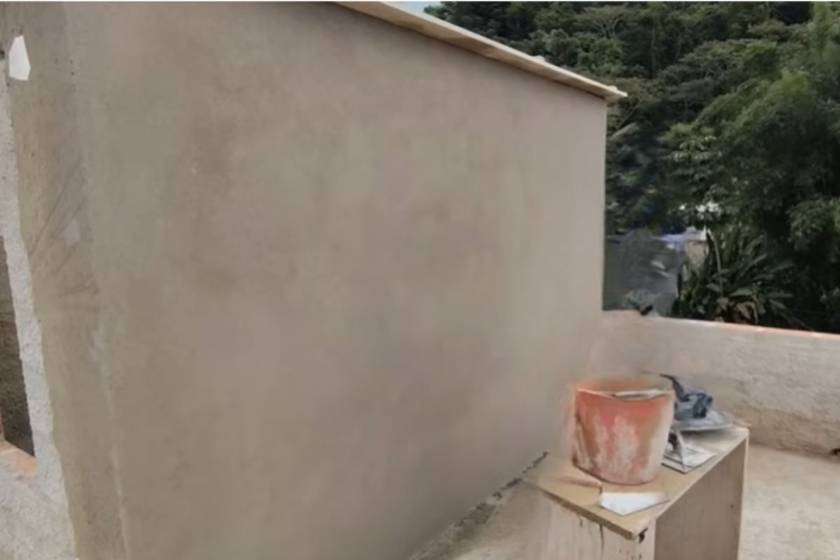 Pedreiro mostra passo a passo completo para fazer reboco perfeito na parede, ensinando como conferir o prumo, criar mestras, sarrafear corretamente e finalizar