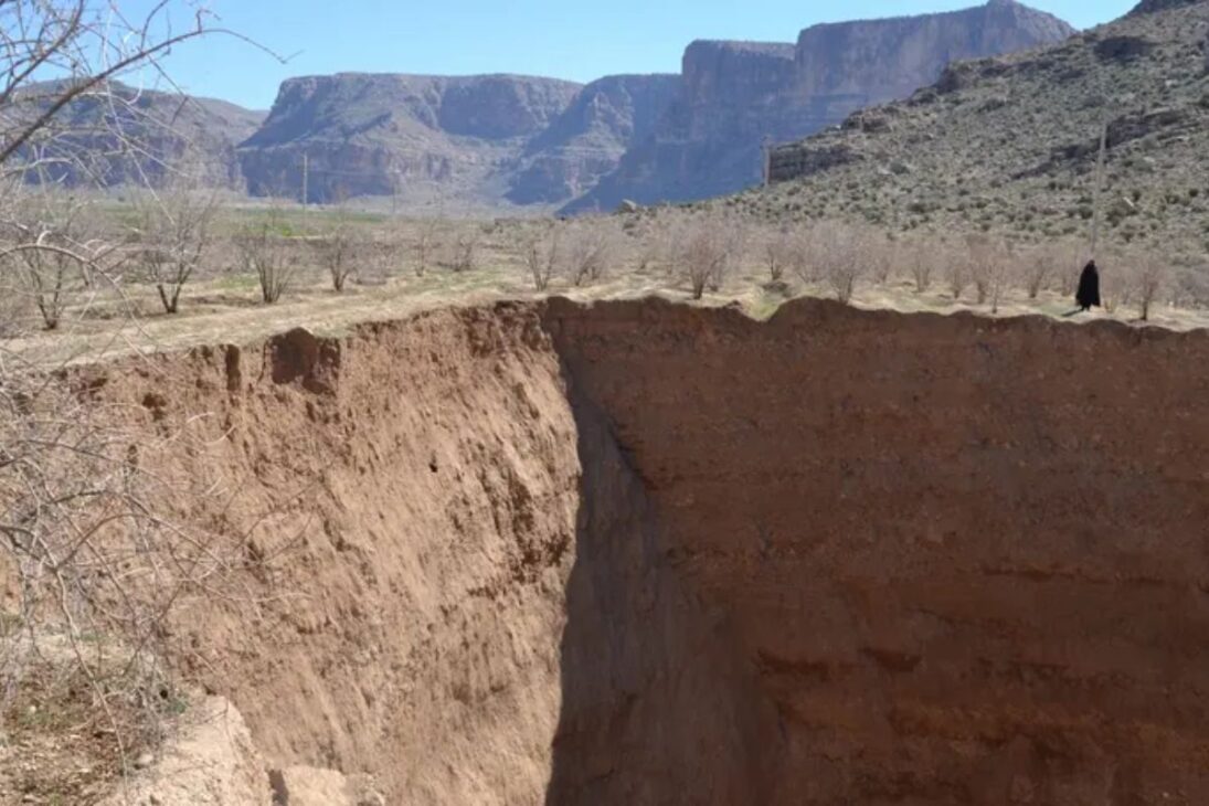 Água subterrânea no Irã entra em colapso quando satélites revelam subsidência extrema em Kerman e perda anual de 1,7 bilhão de m³, com risco de danos permanentes aos aquíferos.