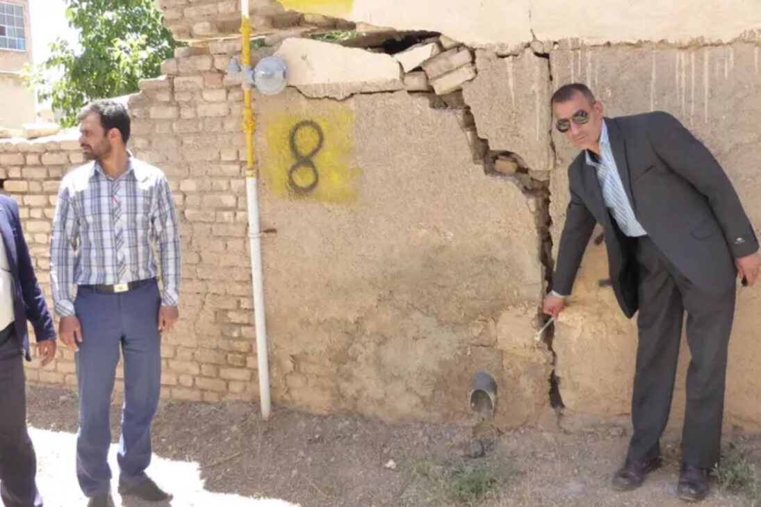 Água subterrânea no Irã entra em colapso quando satélites revelam subsidência extrema em Kerman e perda anual de 1,7 bilhão de m³, com risco de danos permanentes aos aquíferos.