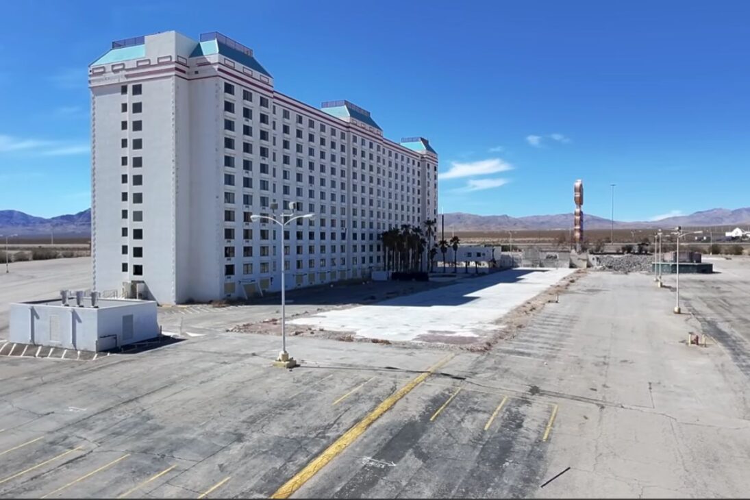 cassino gigante em Jean, Nevada, segue vazio à beira da rodovia, enquanto o hotel abandonado espera uma demolição travada por mercado fraco e planos industriais congelados.