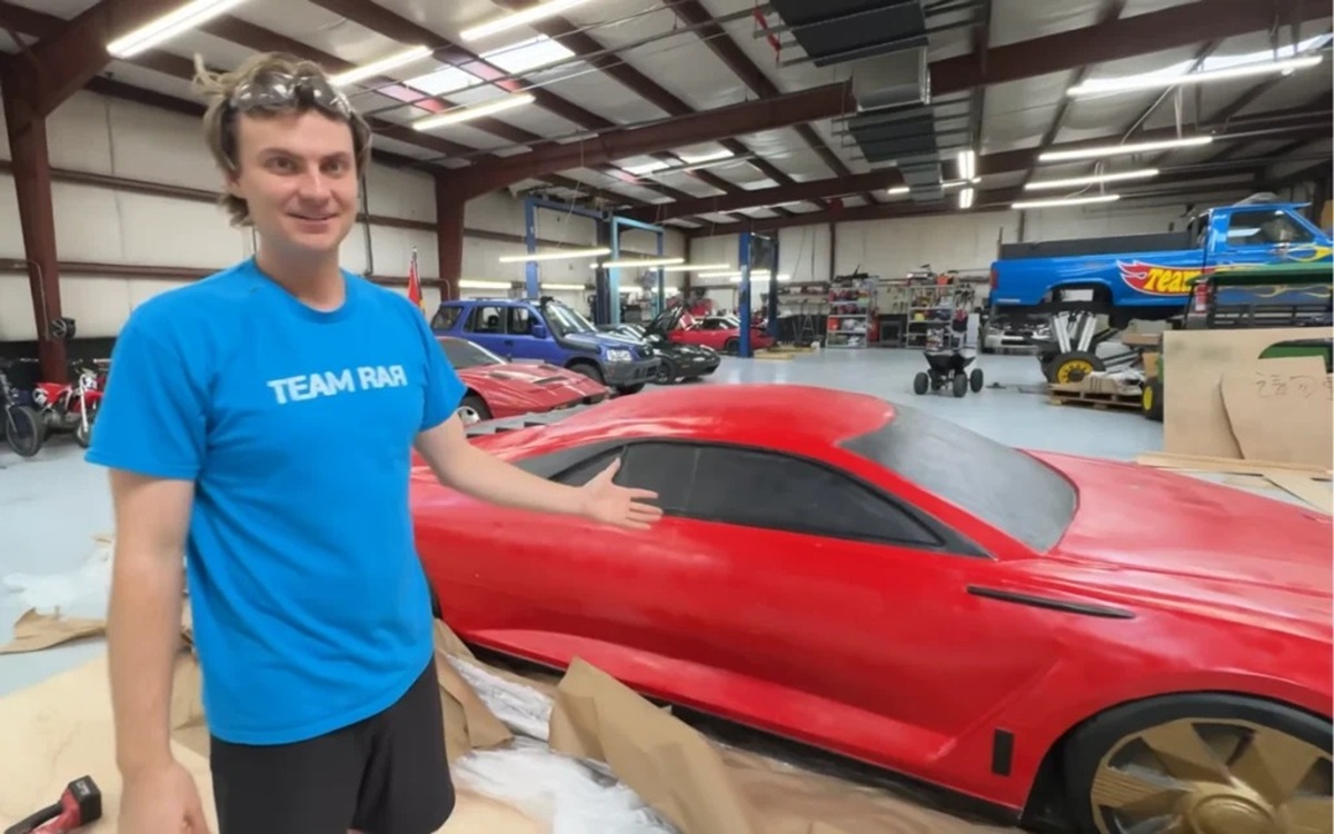 YouTuber paga US$ 30 mil por Bugatti na Alibaba, espera quatro meses pela entrega e descobre que carro recebido era apenas uma réplica de espuma.