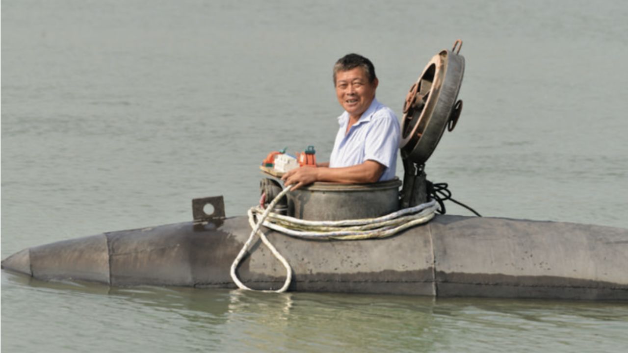 Sem diploma e sem planta, fazendeiro chinês juntou chapas de aço, uma bateria e um motor usado, passou dez anos soldando nas madrugadas até lançar no rio da província de Anhui o Big Black Fish, um submarino artesanal de 5 toneladas capaz de mergulhar 8 metros com dois passageiros a bordo.